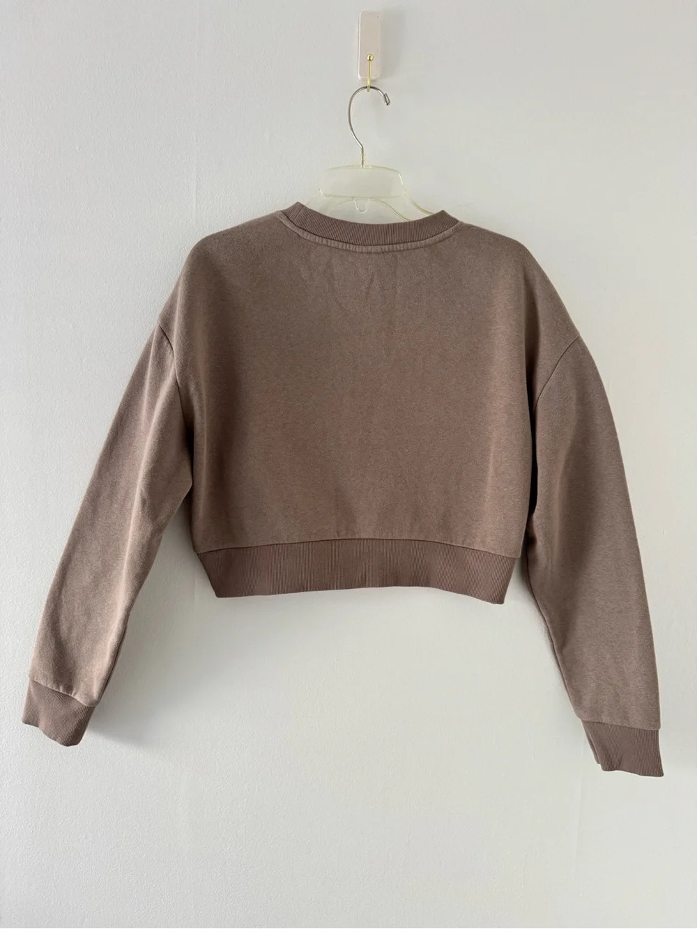 ALO Yoga Cropped Crew Sweatshirt inTaupe with Black Logo SzL